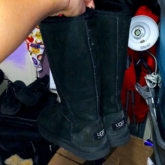 UGGS - Picture 4 of 4